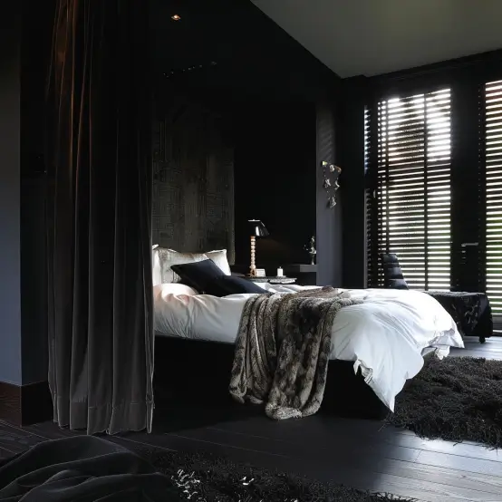 een moderne slaapkamer met zwarte jaloezieen